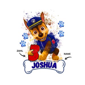 Könnte beinhalten: Digitalgrafik mit Chase von Paw Patrol, in blauer Polizeiuniform und Mütze. Die Zahl 3 ist rot, und der Name "JOSHUA" befindet sich auf einem knochenförmigen Design. Blaue Pfotenabdrücke und Farbspritzer sind im Hintergrund.