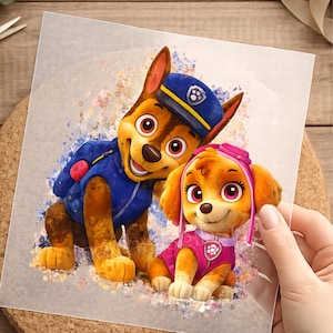 Könnte beinhalten: Ein transparenter Aufkleber mit einer Aquarell-Illustration von Chase und Skye aus PAW Patrol. Chase ist ein brauner Schäferhund in blauer Polizeiuniform mit Mütze. Skye ist ein brauner Cockapoo mit einer rosa Fliegerkappe und Weste.