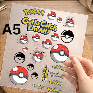 Könnte beinhalten: Ein Bogen mit transparenten Aufklebern mit verschiedenen Pokémon-Designs. Die Aufkleber enthalten rot-weiße Poké Bälle, schwarz-weiße Poké Ball Umrisse und die Sätze "Pokémon" und "Gotta Catch 'Em All!" in Gelb und Blau.