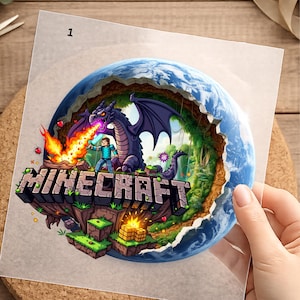 Könnte beinhalten: Ein runder Aufkleber mit einer Minecraft-Grafik, die einen violetten Drachen zeigt, der Feuer auf eine Figur mit einem blauen Schwert speit. Das Motiv befindet sich in einer aufgebrochenen Erdkugel, mit dem Minecraft-Logo in schwarzen Buchstaben.