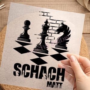 Könnte beinhalten: Ein transparenter Aufkleber mit einer schwarzen Grafik aus Schachbauer, König und Springer auf einem Schachbrettmuster. Das Design enthält den Text "SCHACH" und "MATT" in fetten schwarzen Buchstaben mit integrierten kleinen Schachfiguren.