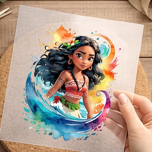 Könnte beinhalten: Eine farbenfrohe Illustration einer Frau mit langen schwarzen Haaren, die ein rotes Oberteil und einen grünen Rock trägt, umgeben von einem Aquarell-Wellenmuster. Die Frau hat eine Blume im Haar und goldene Ohrringe. Das Bild befindet sich auf einer transparenten Folie.