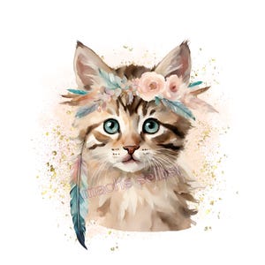 Könnte beinhalten: Aquarell-Illustration einer Katze mit blauen Augen, die einen Blumenkranz und eine Feder trägt. Die Katze hat braunes und beiges Fell mit dunkelbraunen Streifen. Der Hintergrund hat einen Goldglitzereffekt und den Text "machs selbst".