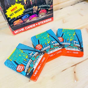 Lote de tres tarjetas y calcomanías coleccionables de la película Teenage Mutant Ninja Turtles de Topps de 1990