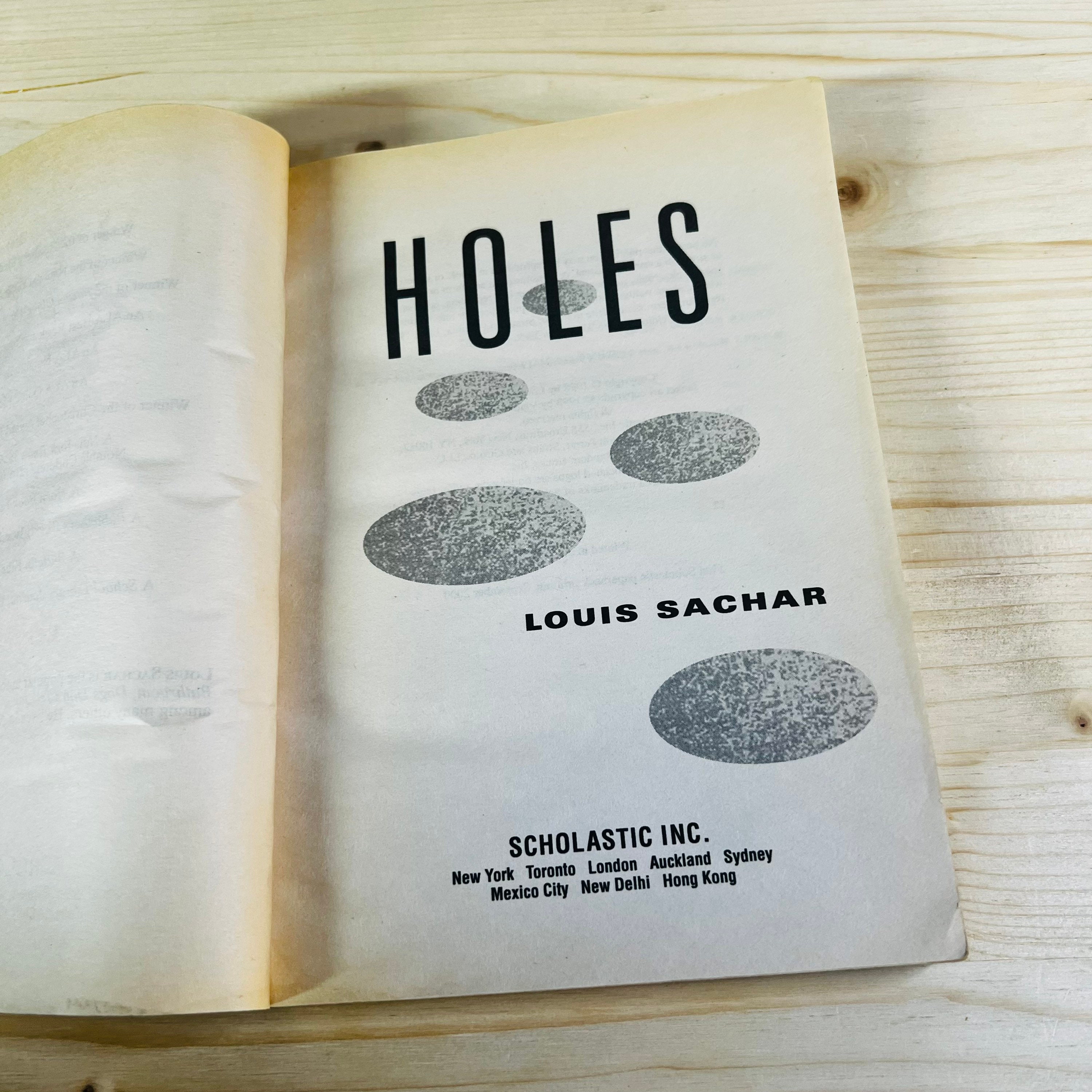 Holes by Louis Sachar Paperback Book -  Israel