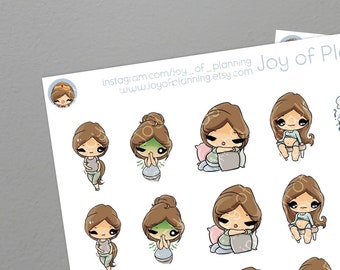 Op de afbeelding: Twee vellen met stickers met illustraties van een vrouw in verschillende poses, waaronder werken op een laptop, baden en ontspannen. De stickers zijn wit met bruine contouren en zijn bedrukt met de tekst "Joy of Planning" op elk vel.