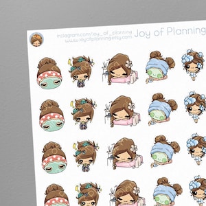 Puede incluir: Una hoja de pegatinas con un personaje de dibujos animados en varias poses. El personaje es una mujer con cabello castaño, que lleva una diadema y una bata de baño. Las pegatinas son de varios colores, incluyendo azul, verde y rosa. El texto "Joy of Planning" está impreso en la parte superior de la hoja.