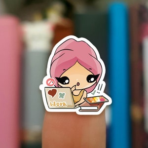 Puede incluir: Una pegatina de dibujos animados rosa y blanca de una niña con el pelo rosa que lleva una diadema rosa, sentada frente a un portátil con una pegatina que dice "Work". La niña mira el portátil con una expresión de sorpresa. Hay una pegatina de un bocadillo en la mesa junto al portátil.