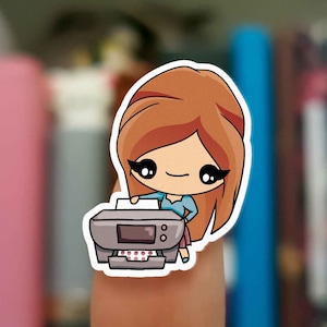 Könnte beinhalten: Eine Cartoon-Illustration einer Frau mit langen roten Haaren, die einen Drucker benutzt. Der Drucker ist grau mit einem roten und weißen gemusterten Papierfach. Die Frau trägt ein blaues Hemd und hat einen fröhlichen Gesichtsausdruck.