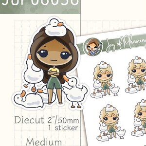 Puede incluir: Un conjunto de 36 pegatinas con una ni&ntilde;a de dibujos animados de pelo rubio que sostiene tres patos blancos. Las pegatinas est&aacute;n disponibles en tres tama&ntilde;os: 5 cm, 1,8 cm y 1,3 cm. Las pegatinas est&aacute;n impresas en papel blanco con un fondo transparente.