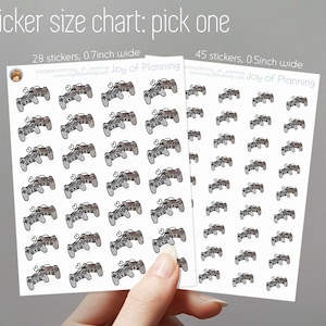 Puede incluir: Dos hojas de pegatinas con un diseño de mando de videojuegos. Una hoja tiene 28 pegatinas, cada una de 1,8 cm de ancho, y la otra tiene 45 pegatinas, cada una de 1,3 cm de ancho. El texto "Sticker size chart: pick one" está en la parte superior.