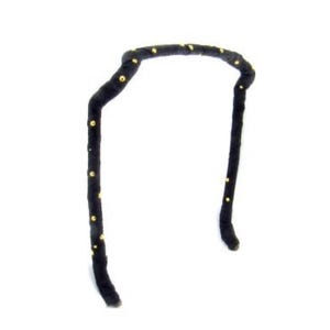 Puede incluir: Diadema negra con detalles dorados. La diadema está hecha de un material suave y flexible y tiene un diseño simple y elegante.