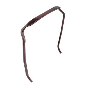 Puede incluir: Una percha de pl&aacute;stico marr&oacute;n con la parte superior curva y un agarre texturizado. La percha est&aacute; dise&ntilde;ada para sujetar la ropa sin que se resbale.