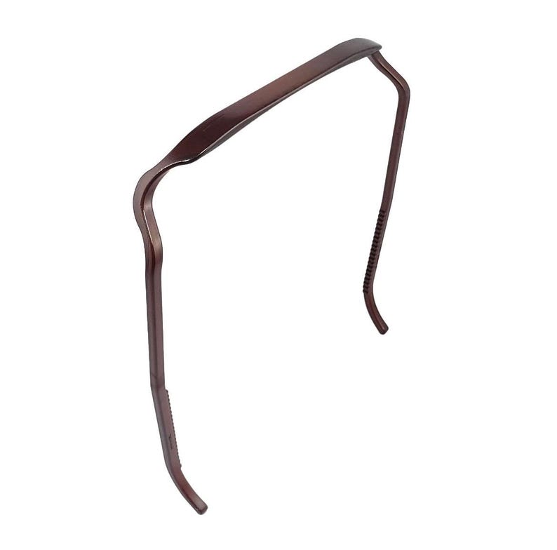 Puede incluir: Una percha de pl&aacute;stico marr&oacute;n con la parte superior curva y un agarre texturizado. La percha est&aacute; dise&ntilde;ada para sujetar la ropa sin que se resbale.