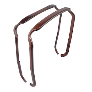 Puede incluir: Dos diademas para el pelo de pl&aacute;stico marr&oacute;n. Las diademas est&aacute;n dise&ntilde;adas para usarse en la parte superior de la cabeza y tienen una forma curva.