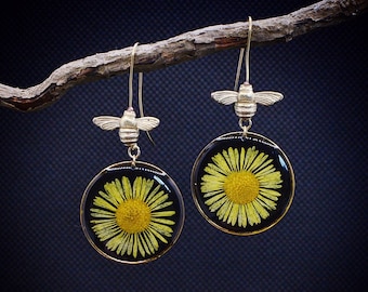 Bee earrings/bee jewelry/real flower jewelry/gift for her/pressed flower jewelry/botanical earrings/nature lovers/boho earrings