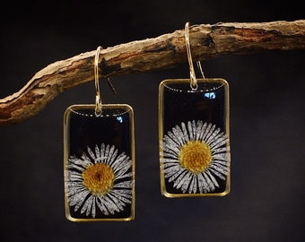 Daisy earrings/dangle earrings/nature jewelry/botanical earrings/gift for her