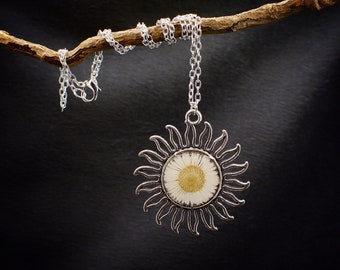 Daisy sun necklace/pressed flower necklace/botanical jewelry