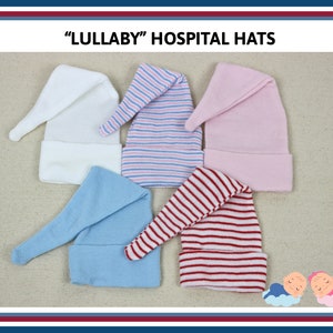 以下が含まれることがあります： 5種類のLULLABY HOSPITAL HATSのセット。無地の白、無地のライトピンク、無地のライトブルー、ブルーとピンクの横縞模様、レッドとホワイトの横縞模様の帽子が含まれています。各帽子には折り返し部分があります。