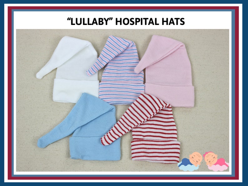 以下が含まれることがあります： 5種類のLULLABY HOSPITAL HATSのセット。無地の白、無地のライトピンク、無地のライトブルー、ブルーとピンクの横縞模様、レッドとホワイトの横縞模様の帽子が含まれています。各帽子には折り返し部分があります。