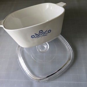 MADE in THE USA. Vintage Pyrex Cornflower baking/casserole dish with lid. 2 1/2 quart