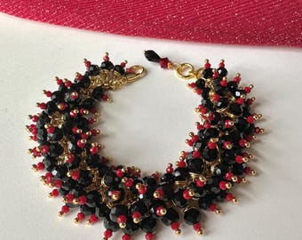 Pulsera con racimo de cuentas de vidrio negras y rojas