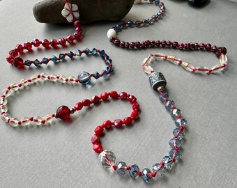 ¡Rojo, blanco y azul! Collar de cuentas anudado a mano