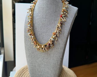 Coser las semillas: Gargantilla con racimo de perlas, cristales y cuentas multicolores