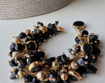 ¡Elegancia atemporal! Pulsera de cuentas negras y doradas.