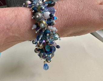 Pulsera con racimo de cuentas de vidrio azul