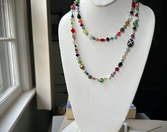 ¡Una explosión de color! Collar de cuentas anudado a mano.