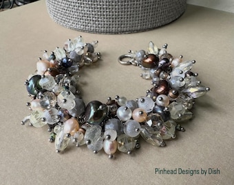 Pulsera con racimo de perlas y cuentas de cristal