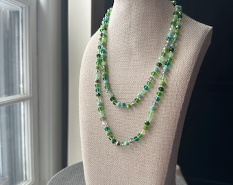 Collar de cuentas anudadas verdes
