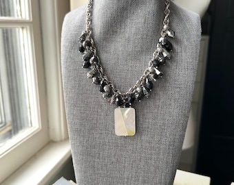 Collar de araña: con colgante de concha rectangular