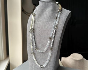 Collar de cuentas anudadas a mano, de plata a blanco.