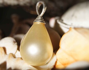 Great cream pearl pendant mounted on solid silver bail with  20 inches chain .