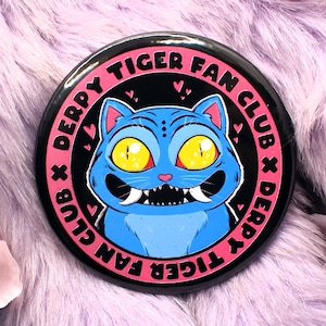 Distintivo circular grande do fã-clube Derpy Tiger (58 mm) - Kpop Demon Hunters