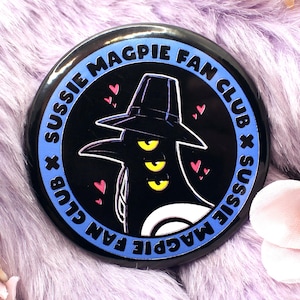 Distintivo circular grande do fã-clube Sussie Magpie (58 mm) - Kpop Demon Hunters