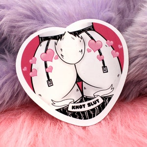 Adesivo a forma di cuore peloso Knot Slut (55 mm) - Sedere di coniglio con cuori