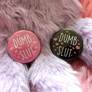 Dumb Slut Kreis-Buttons Pink und Schwarz (38 mm)