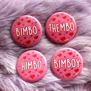 Peut inclure: Quatre épingles à bouton roses avec du texte blanc et des cœurs rouges. Les épingles indiquent "Bimbo", "Thembo", "Himbo" et "Bimboy".