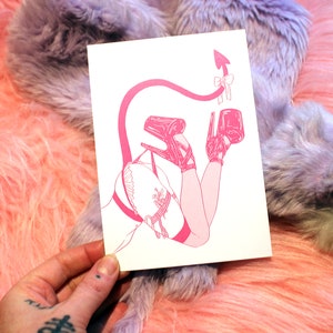 Może przedstawiać: Różowa ilustracja pary butów na wysokim obcasie z ogonem diabła i kokardką. Obcasy są z paskami i mają platformę.