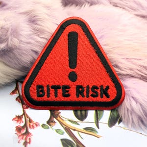 Triângulo de advertência vermelho para risco de mordida (80 mm)