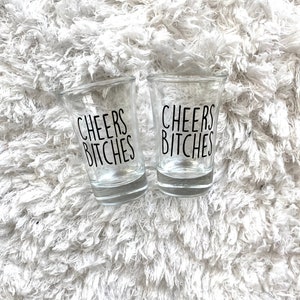 Vive les chiennes Shot Glass, les bachelorette Party Shot Glasses, bride to Be shot Glass!