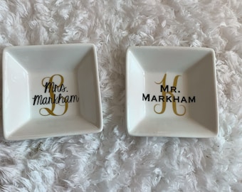 Monogram Herr och Fru Porslinsringfat, Förlovningspresent