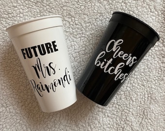 Cheers Bitches 22 oz Stadium Cup, Copas de despedida de soltera, Copas de fiesta de bodas