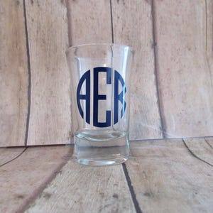 Szklanka do wódki z monogramem. Kolor można dostosować! Szklanka do wódki na wieczór panieński, kieliszek do wódki na przyjęcie urodzinowe, spersonalizowana szklanka do wódki zdjęcie 2