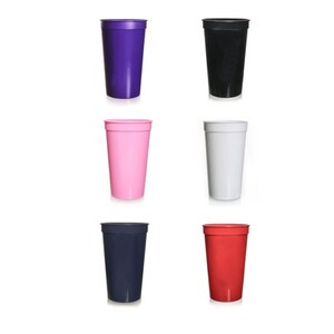 Puede incluir: Seis vasos de pl&aacute;stico en diferentes colores: morado, negro, rosa, blanco, azul marino y rojo. Los vasos son todos del mismo tama&ntilde;o y forma.