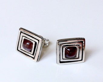 Square earrings in sterling silver with a small cat-eye stone lavender.