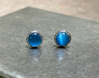 Tiny handmade round earrings with Cat Eye stone in sterling silver, with Oxidized/Brillant finish.